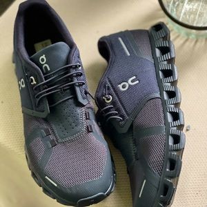 LIKE NEW On Cloud 5 Black Sneakers Men Size 7.5 (Women 9)!